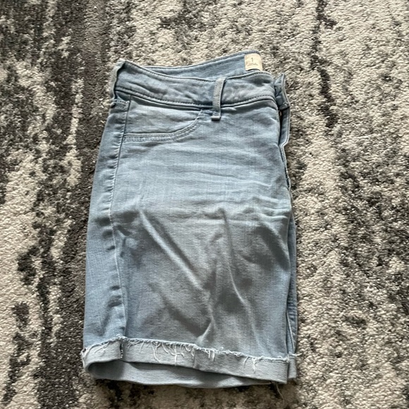 Hollister - Women’s Boyshort Low Rise Light Wash Shorts - 1 - Picture 4 of 4